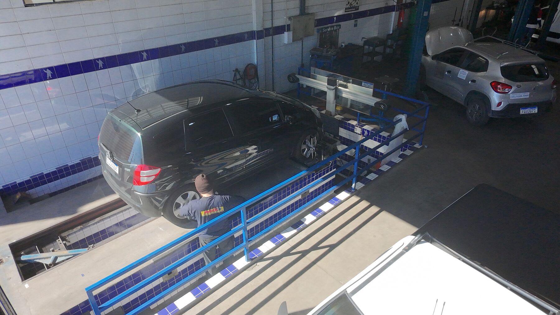 Interior da oficina MG3 Pneus e Serviços