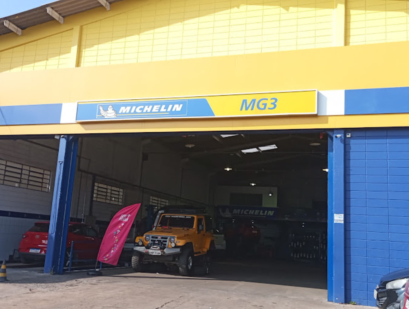 Fachada da oficina MG3 Pneus e Serviços com selo Michelin